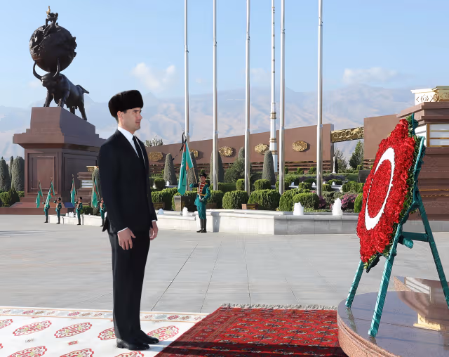 Türkmenistanyň Prezidenti  Hatyra gününiň çärelerine gatnaşdy